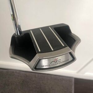 Cleveland Never Compromise SUB 30 Type 50 Belly Mallet Putter 34” RH + Cover